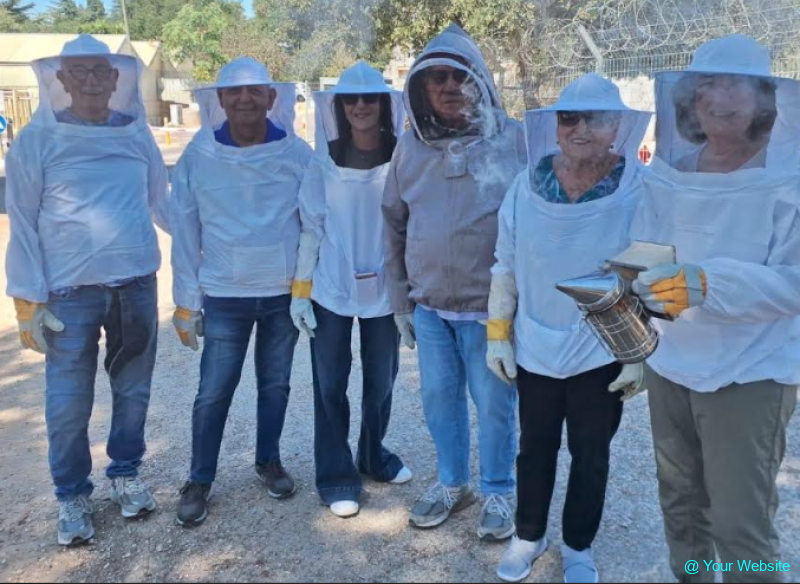 Palace Modi’in Residents Welcome the New Year With a Sweet Beekeeping Experience Palace Modi’in Residents Welcome the New Year With a Sweet Beekeeping Experience