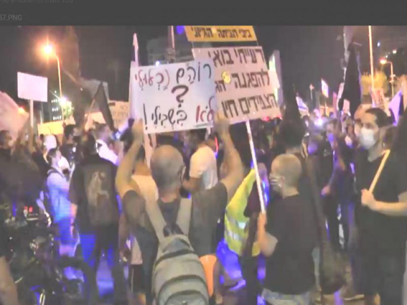 Demonstrators against Netanyahu moved to Tel Aviv but surprisingly  police refrained from violance