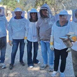 Palace Modi’in Residents Welcome the New Year With a Sweet Beekeeping Experience