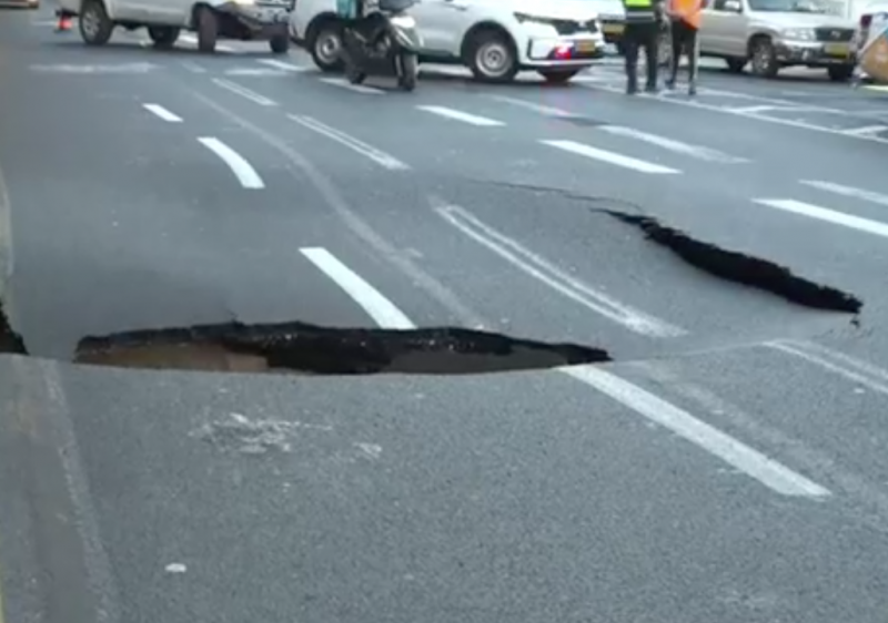 A large sinkhole opened up at the Shalom Interchange on the Ayalon  routes in Tel Aviv 