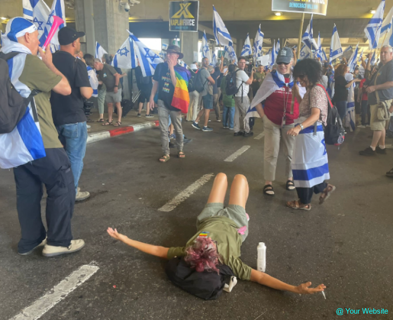 Thousands demonstrated against the legal revolution at Ben Gurion Airport - 52 were arrested