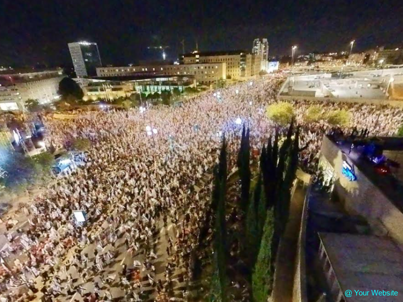 Opponents of the judicial system reform staged a demonstration in front of the Supreme Court