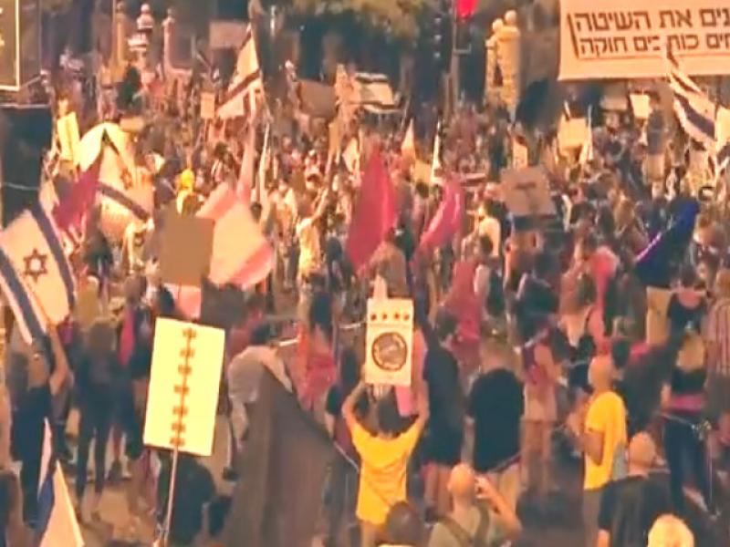 Thousands protestested against Netanyahu - 6 right-wing activists attacked demonstraters